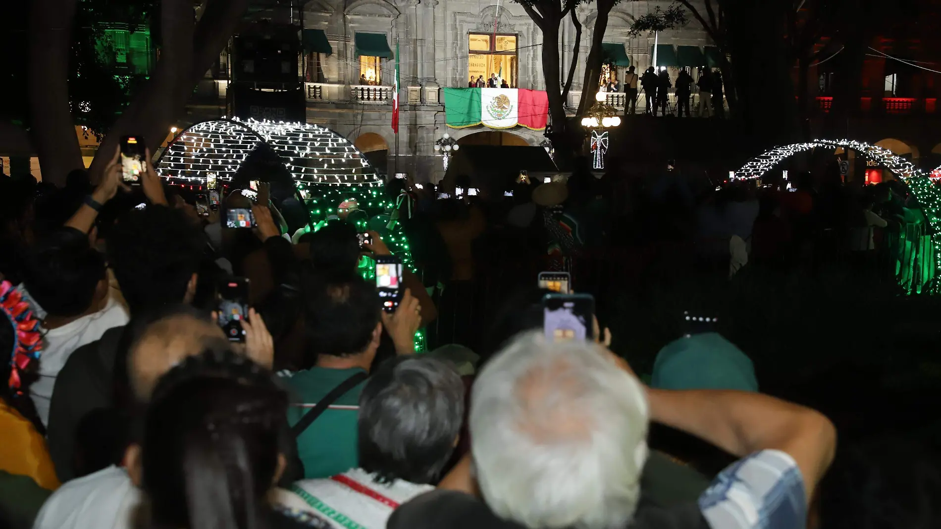 poblanos festejan la independencia en el zocalo